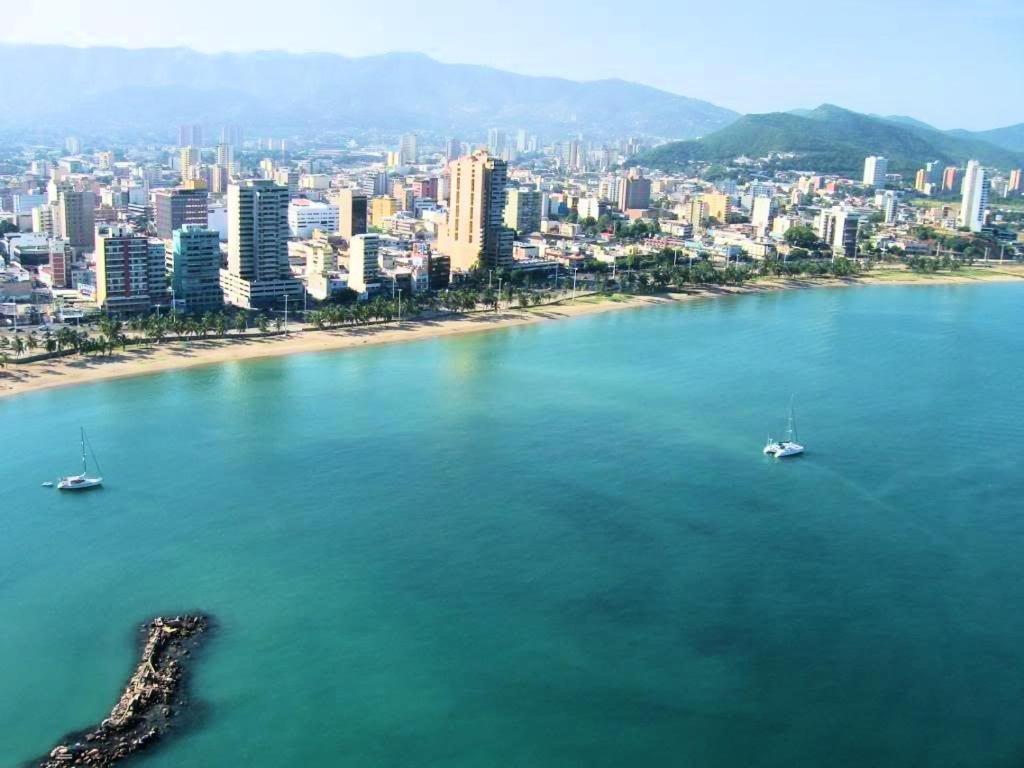 Hotel Cristina Suites Puerto La Cruz Екстер'єр фото